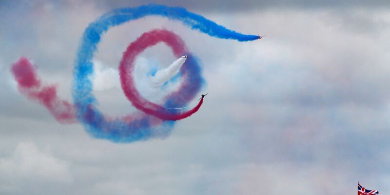 Die Red Arrows, das Kunstfluggeschwader der britischen Luftwaffe (Royal Air Force) vor dem Start des Rennens. - Foto: Frank Augstein/dpa