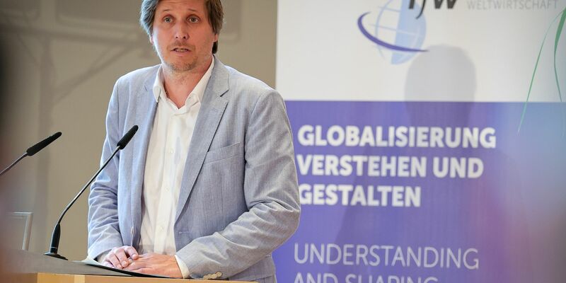 «Unser größter Wettbewerbsnachteil sind nicht Unternehmenssteuern, sondern Fachkräftemangel und Demografie. Wir brauchen eine Million Migranten», sagt der Präsident des Kieler Instituts für Weltwirtschaft, Moritz Schularick. - Foto: Christian Charisius/dpa