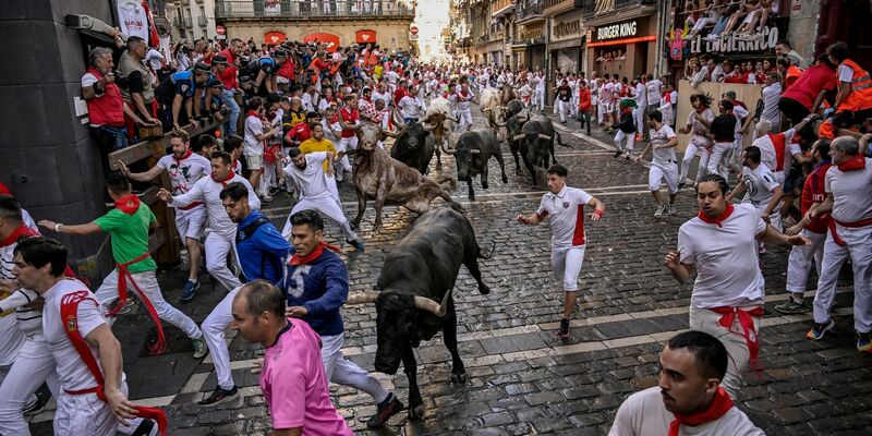 Kampfstiere laufen während des «Sanfermines»-Festes zwischen den Feiernden umher. - Foto: Alvaro Barrientos/AP