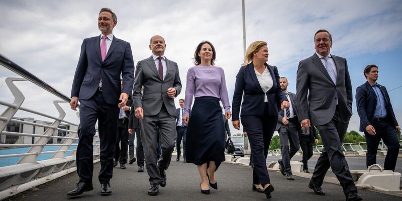 Die Ampel will sich in der zweiten Halbzeit auf die Sozialpolitik, die Wettbewerbsfähigkeit der Wirtschaft und den Ausbau der Öko-Energien konzentrieren. - Foto: Michael Kappeler/dpa/Archiv