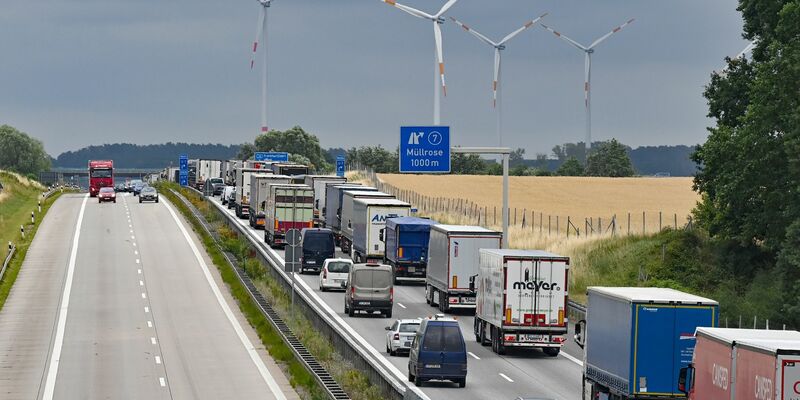 Zum Start der Ferien müssen sich Autofahrer auf Stau einstellen. - Foto: Patrick Pleul/dpa/Archiv