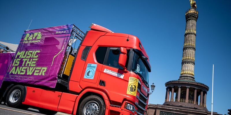 Menschen feiern vor dem Brandenburger Tor in Berlin zu Techno-Musik. - Foto: Fabian Sommer/dpa