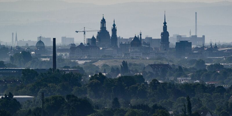 Ein Mann wurde in der Dresdner Straßenbahn mit einem Messer lebensgefährlich verletzt. - Foto: Robert Michael/dpa/Symbolbild