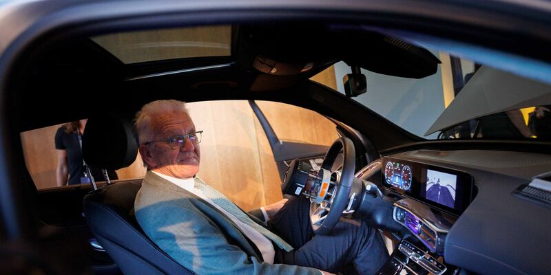 Winfried Kretschmann sitzt in einem Mercedes EQC. - Foto: Carsten Koall/dpa