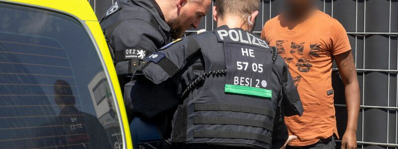 Polizisten kontrollieren am Rande des Eritrea-Festivals in Gießen eine Person. - Foto: Helmut Fricke/dpa