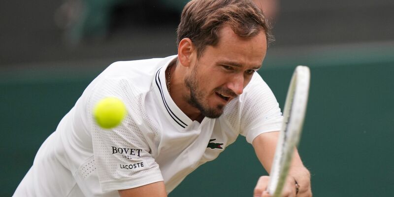 Steht in Wimbledon im Achtelfinale: Daniil Medwedew. - Foto: Alberto Pezzali/AP/dpa