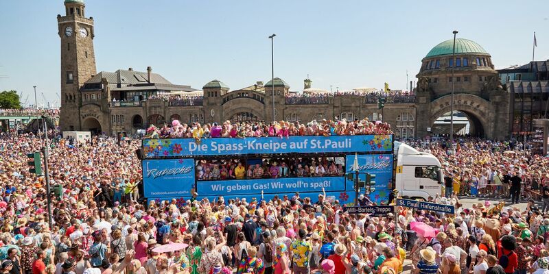Junge Männer oben ohne: Es ist heiß in Hamburg. - Foto: Georg Wendt/dpa
