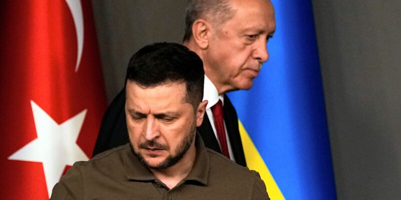 Recep Tayyip Erdogan (hinten), Präsident der Türkei, kommt mit Wolodymyr Selenskyj, Präsident der Ukraine, zu einer Pressekonferenz nach ihrem Treffen in Istanbul zusammen. - Foto: Francisco Seco/AP/dpa
