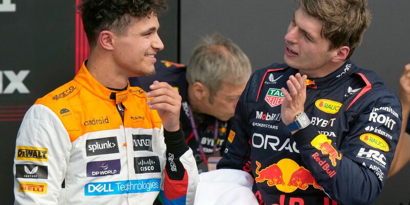 Max Verstappen (r) aus den Niederlanden vom Team Red Bull unterhält sich mit Lando Norris aus Großbritannien vom Teamn McLaren nach dem Qualifying. - Foto: Luca Bruno/AP/dpa