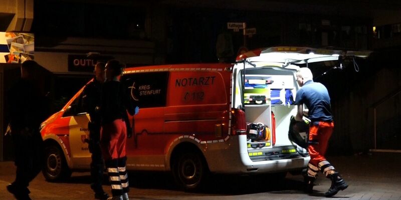 Ein Notarzt arbeitet an seinem Einsatzfahrzeug. - Foto: David Poggemann/Nord-West-Media/dpa