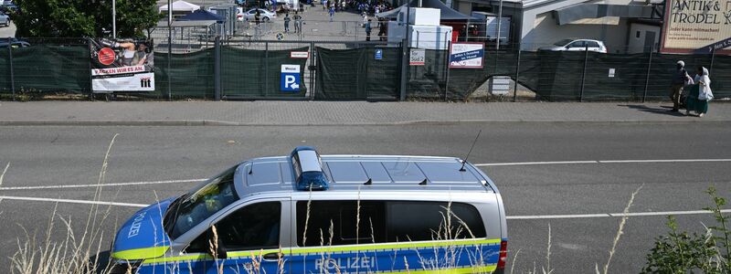 Polizeifahrzeug vor dem Messegelände. - Foto: Arne Dedert/dpa