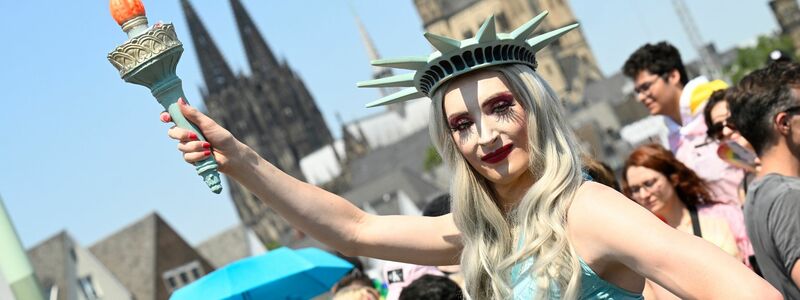 Eine Freiheitsstatue in Köln. - Foto: Roberto Pfeil/dpa