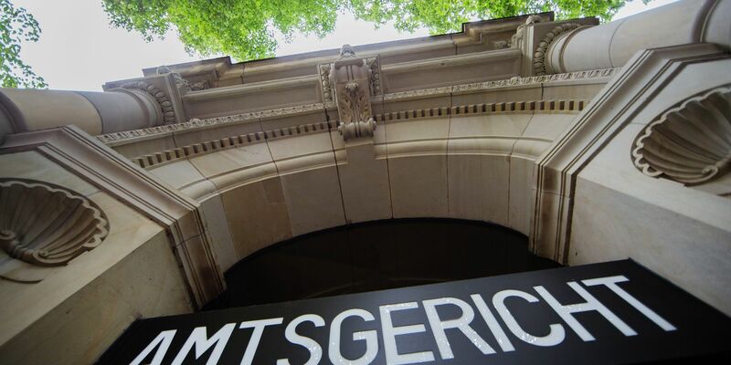 Blick auf den Eingang eines Amtsgerichtes. - Foto: Rolf Vennenbernd/dpa