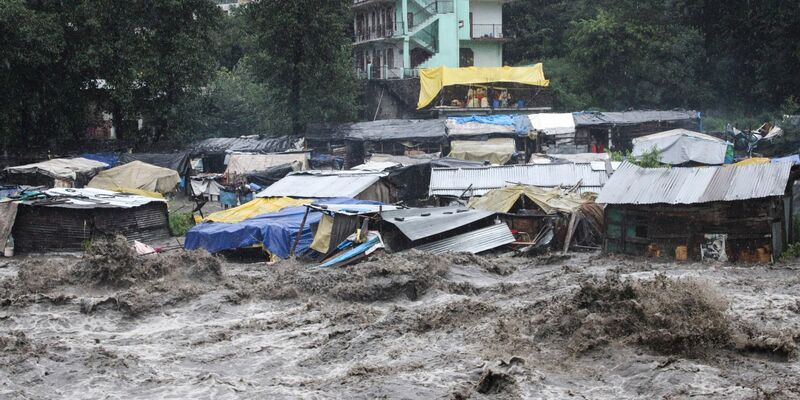 Der Fluss Beas reißt nach den schweren Regenfällen alles mit sich. - Foto: Aqil Khan/AP/dpa