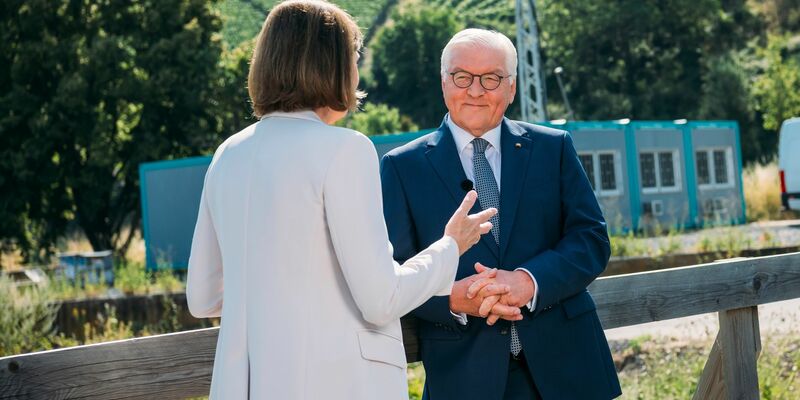 Bundespräsident Frank-Walter Steinmeier steht beim Sommerinterview von «Berlin direkt» mit der ZDF-Chefredakteurin Bettina Schausten zusammen. - Foto: Jann Höfer/ZDF/dpa