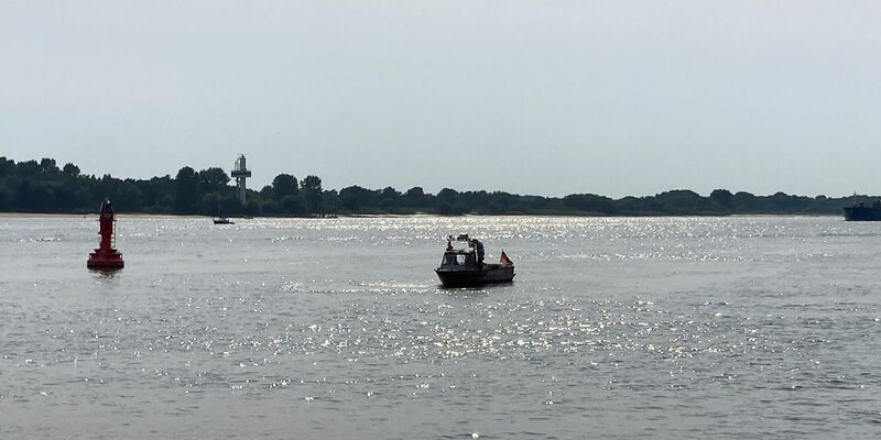 Einsatzkräfte suchen in der Elbe nahe dem Falkensteiner Ufer nach dem vermissten Jugendlichen. - Foto: Carola Große-Wilde/dpa