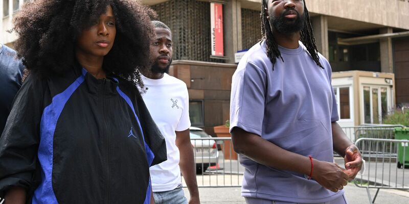 Assa Traore (l), Aktivistin und Leiterin des Komitees «Wahrheit und Gerechtigkeit für Adama», und Youssouf Traore, Mitglied des Komitees, dessen Auge zugeschwollen ist, vor der Polizeistation des 5. Arrondissements. - Foto: Bertrand Guay/AFP/dpa