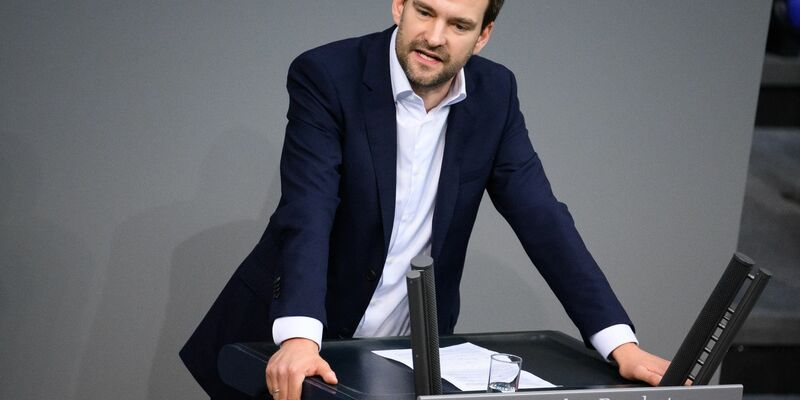 Das Elterngeld nicht «mit dem Rasenmäher abrasieren» will FDP-Vize Johannes Vogel. - Foto: Bernd von Jutrczenka/dpa