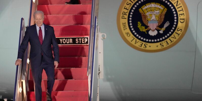 US-Präsident Joe Biden kurz nach seiner Landung auf dem Flughafen Stansted in London. - Foto: Kin Cheung/AP/dpa
