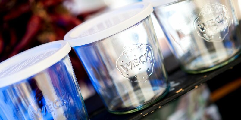 Wiederverwendbare Gläser stehen an einem Stand auf dem Oldenburger Wochenmarkt. Der Hersteller der bekannten Weck-Gläser hat Insolvenz angemeldet. - Foto: Hauke-Christian Dittrich/dpa