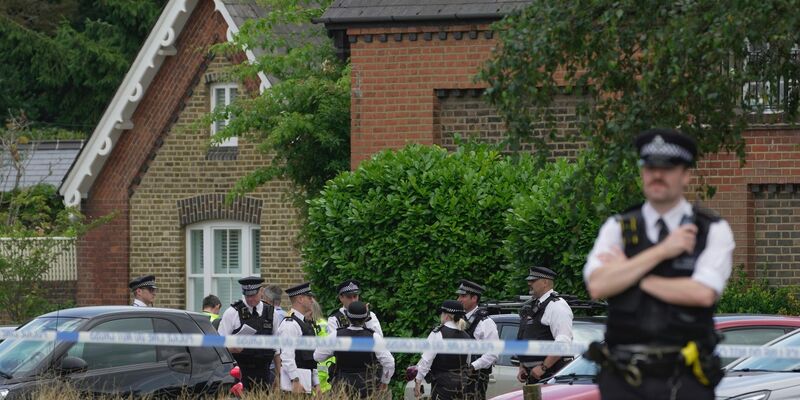 Polizeibeamte stehen vor dem Grundschulgebäude im Londoner Stadtteil Wimbledon. - Foto: Kin Cheung/AP