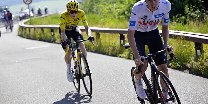Tadej Pogacar (r) und Jonas Vingegaard liefern sich ein enges Duell bei der Tour. - Foto: Pool Bernard Papon/Belga/dpa
