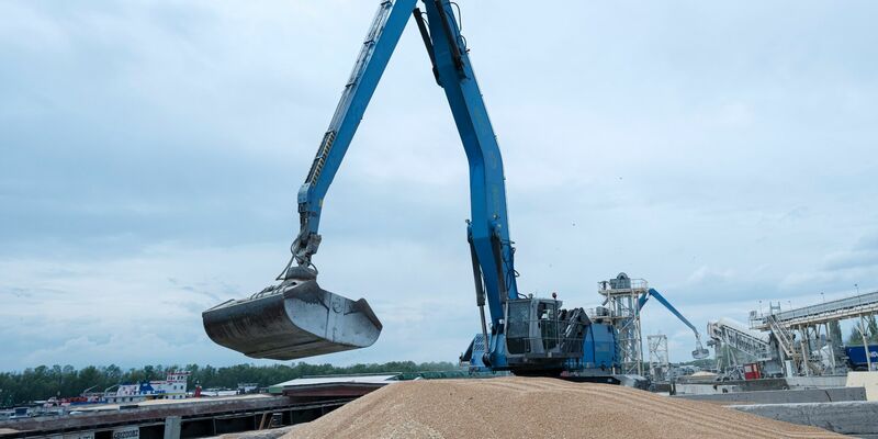 Ein Bagger verlädt in einem Getreidehafen im ukrainischen Ismajil Getreide in ein Frachtschiff. - Foto: Andrew Kravchenko/AP/dpa