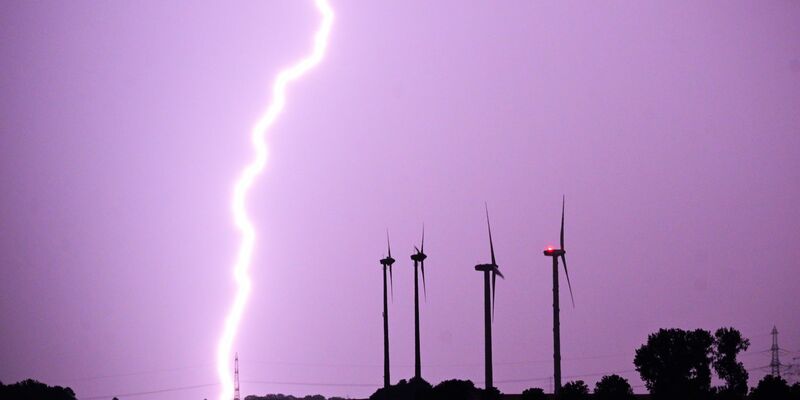 Ein Blitz entlädt sich bei einem Gewitter in der Region Hannover. - Foto: Julian Stratenschulte/dpa