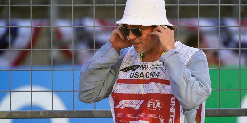 Dreht in Silverstone: Brad Pitt. - Foto: Darron Cummings/AP/dpa