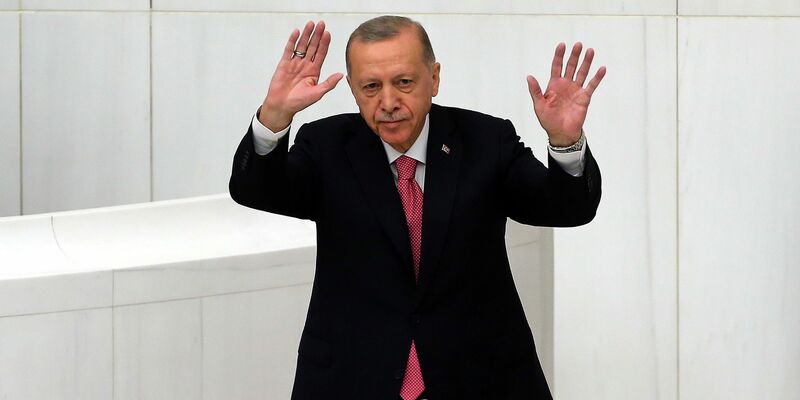 Der türkische Präsident Recep Tayyip Erdogan blockiert bislang den Nato-Beitritt Schwedens. - Foto: Ali Unal/AP