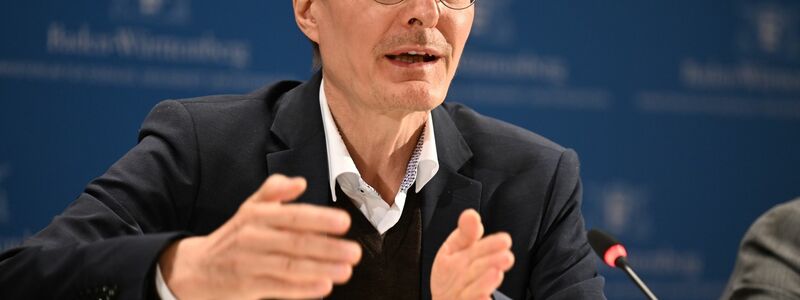 Bundesgesundheitsminister Karl Lauterbach steht auf einer Pressekonferenz den Medienvertretern Rede und Antwort. - Foto: Felix Kästle/dpa