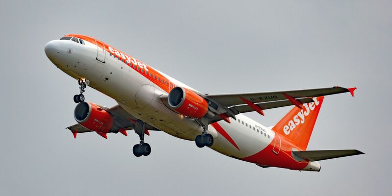 Ein Airbus A320-214 (G-EZUO) der britischen Fluggesellschaft EasyJet über London. - Foto: Nicholas.T.Ansell/PA Wire/dpa