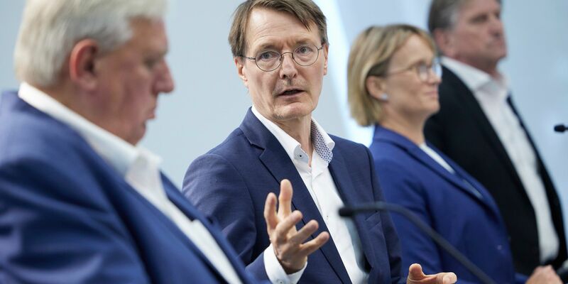 Karl Lauterbach (2.v.l.) zusammen mit NRW-Gesundheitsminiser Karl-Josef Laumann (l.), Melanie Schlotzhauer, Hamburgs Gesundheitssenatorin (2.v.r.), sowie dem baden-württembergischen Gesundheitsminister Manfred Lucha. - Foto: Joerg Carstensen/dpa
