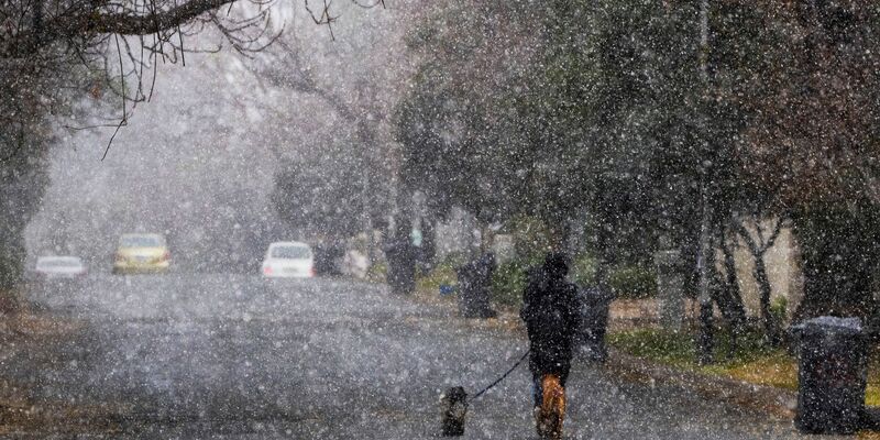 Kommt nicht oft vor: Ein Schneesturm in Johannesburg in Südafrika. - Foto: Jerome Delay/AP