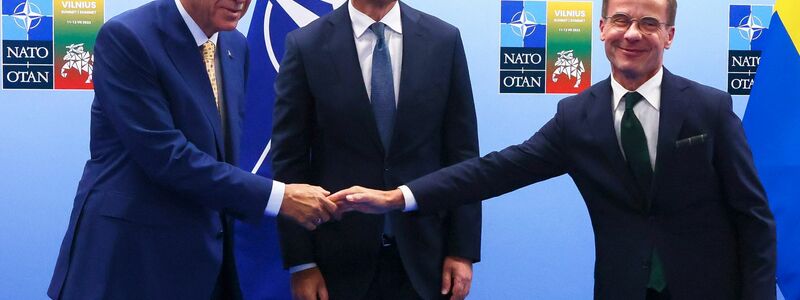 Der türkische Präsident Recep Tayyip Erdogan (l.) und der schwedische Regierungschef Ulf Kristersson (r.) reichen sich im Beisein von Nato-Generalsekretär Jens Stoltenberg die Hände. - Foto: Yves Herman/Reuters/AP/dpa