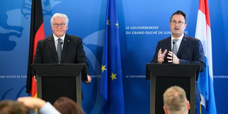 Bundespräsident Frank-Walter Steinmeier (l.) und der luxemburgische Premier Xavier Bettel während einer gemeinsamen Pressekonferenz. - Foto: Bernd von Jutrczenka/dpa