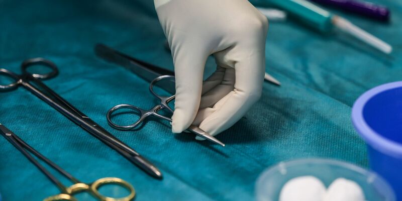 OP-Besteck im Operationssaal: «Generell sehen wir ganz klar, dass die Intimchirurgie zunimmt». - Foto: Oliver Berg/dpa