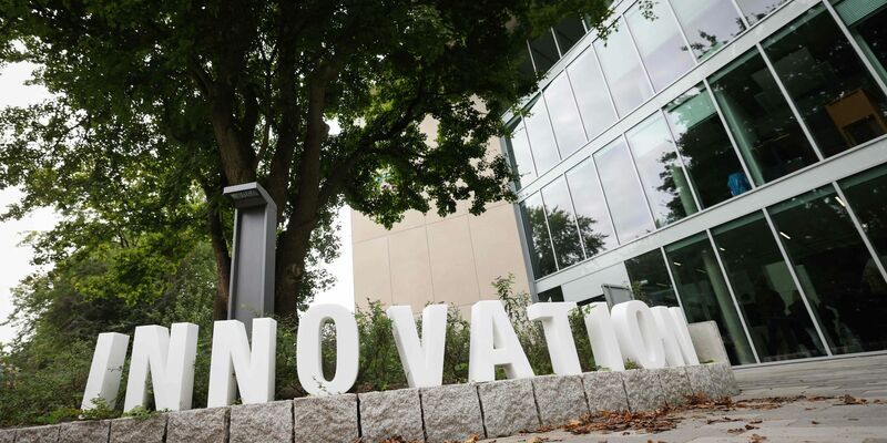 Der Eingang zum Start-up Lab Bahrenfeld in Hamburg. - Foto: Christian Charisius/dpa