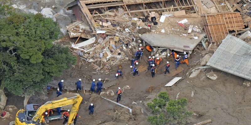 Such- und Rettungsarbeiten nach einem Schlammlawinenabgang in Karatsu. - Foto: kyodo/dpa