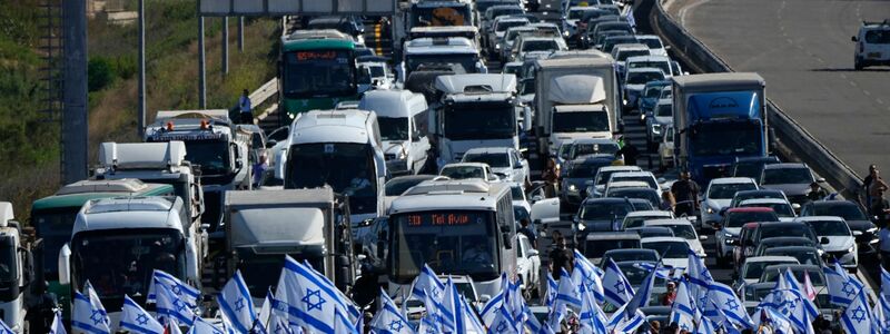 Demonstranten blockieren die Autobahn von Tel Aviv nach Haifa in der Nähe von Beit Yanai. - Foto: Ariel Schalit/AP