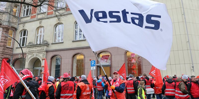 Streikende Mitarbeiter des Windanlagenherstellers Vestas Ende Januar vor dem Gewerkschaftshaus in Hamburg. - Foto: Bodo Marks/Bodo Marks/dpa