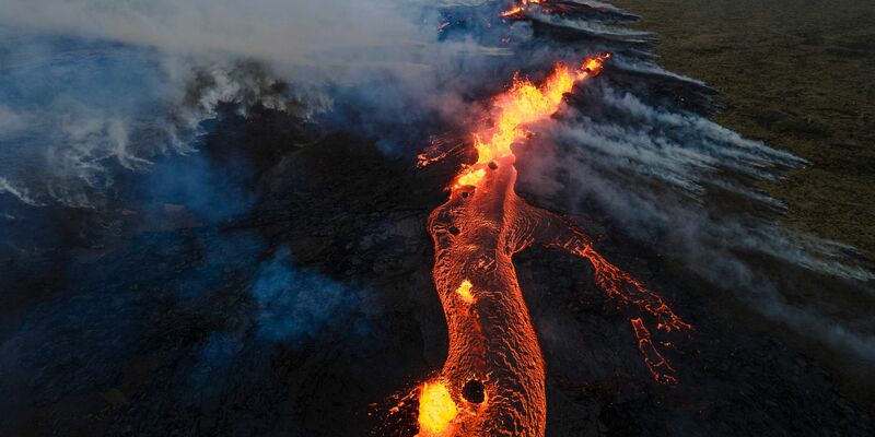 Das Drohnenfoto zeigt den Ausbruch des Berges Litli-Hrútur auf der dünn besiedelten Reykjanes-Halbinsel. - Foto: Ragnar Visage/RUV/dpa