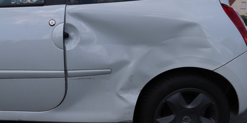 POL-HF: Spengerin verliert Kontrolle über ihren Pkw - Peugeot prallt gegen Baum - Foto: presseportal.de