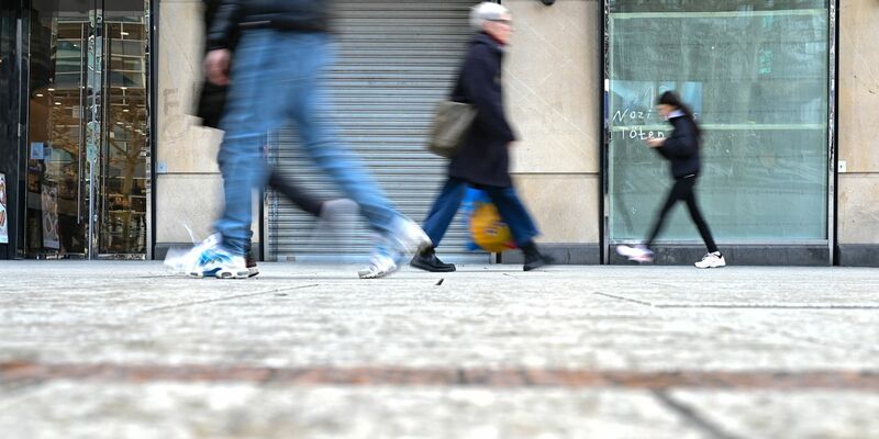 In den ersten sechs Monaten dieses Jahres wurden in den Innenstädten rund 275.000 Quadratmeter neu vermietet, wie aus einer nun veröffentlichten Studie der Großbank BNP Paribas hervorgeht. - Foto: Arne Dedert/dpa