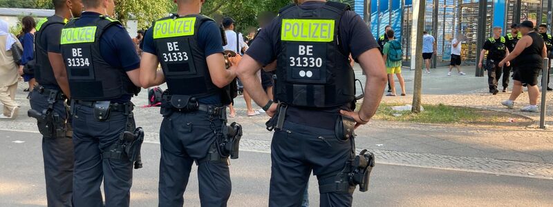 Polizisten stehen vor dem Eingang des Sommerbads in Neukölln. - Foto: Carioline Bock/dpa