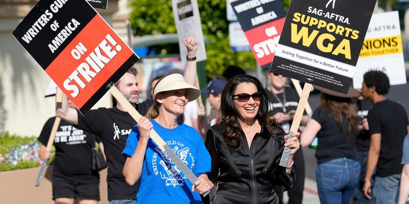 Meredith Stiehm (l), Präsidentin der Writers Guild of America West, und Fran Drescher, Präsidentin der SAG-AFTRA, bei einer Kundgebung vor dem Studio Paramount Pictures in Los Angeles. - Foto: Chris Pizzello/AP/dpa