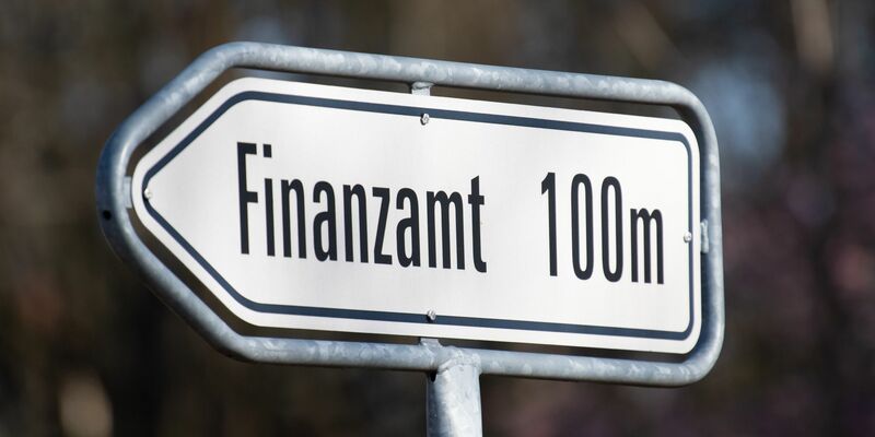 Hinweisschild des Potsdamer  Finanzamtes. - Foto: Soeren Stache/dpa-Zentralbild/dpa