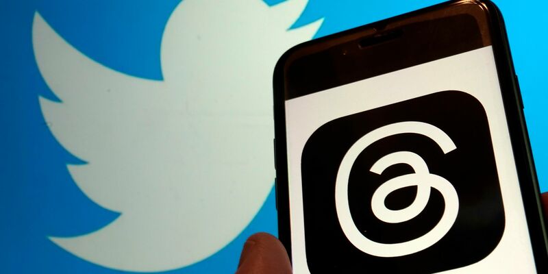 Nach einer Auswertung der Webanalyse-Firma Similarweb sank der Datenverkehr zu Twitter nach dem Threads-Start am Donnerstag im Wochenvergleich um fünf Prozent. - Foto: Richard Drew/AP/dpa