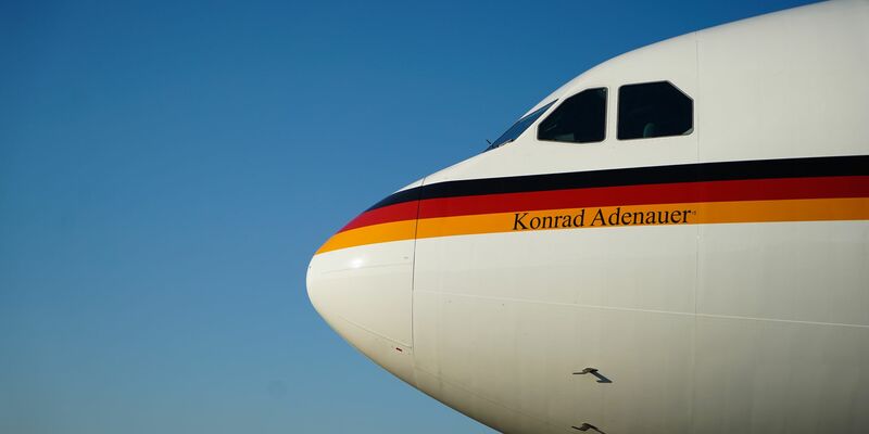 Aus dem Cockpit wurde ein Defekt an einem Triebwerk des Airbus A321 gemeldet. - Foto: Jörg Carstensen/dpa