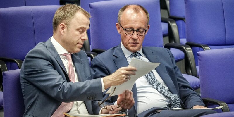 Werden künftig nicht mehr an der Parteispitze zusammenarbeiten: Friedrich Merz (r.) und Mario Czaja. - Foto: Kay Nietfeld/dpa
